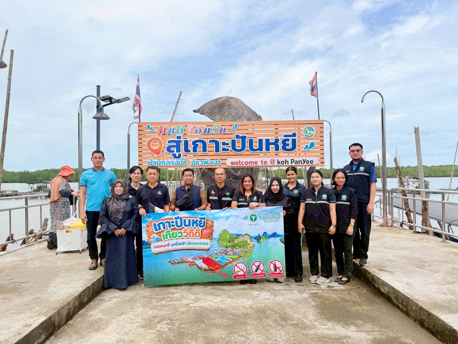 📸 ประมวลภาพกิจกรรม
ลงพื้นที่หมู่ที่ 2 บ้านเกาะปันหยี เพื่อเข้าร่วมประชุมราชการติดตามการดำเนินงานการควบคุมเครื่องดื่มแอลกอฮอล์ในหน่วยบริการ พร้อมทั้งร่วมแลกเปลี่ยนแนวทางการดำเนินงาน สร้างความร่วมมือในการขับเคลื่อนชุมชนให้ปลอดภัยและมีสุขภาวะที่ดีอย่างยั่งยืน 🤝🌿
#เกาะปันหยี
#ควบคุมแอลกอฮอล์
#ประชุมราชการ
#สุขภาวะชุมชน
#ร่วมสร้างสังคมน่าอยู่