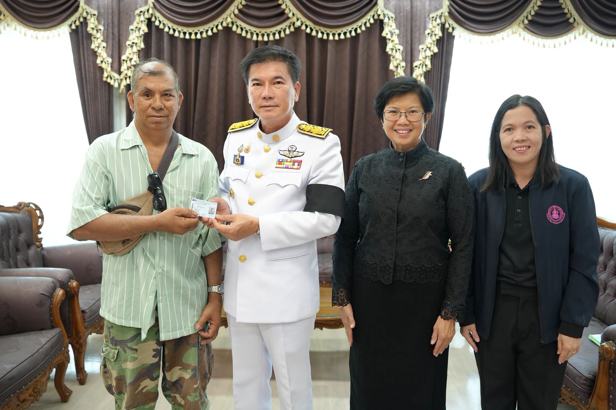 วันที่ 10 กรกฎาคม 2569 นายไพรัตน์ เพชรยวน ผู้ว่าราชการจังหวัดพังงา มอบบัตรประจำตัวคนพิการ (นายวิระ เหมือนสังข์) ผู้พิการหมู่ที่ 3 บ้านเกาะไม้ไผ่ ตำบลเกาะปันหยี อำเภอเมืองพังงา จังหวัดพังงา กรณีการประเมินความพิการจากปัจจัยทางสังคมหรือพฤติการณ์แวดล้อม ให้แก่คนพิการจำนวน 1 ราย ซึ่งเป็นรายแรกของจังหวัดพังงา เพื่อเปิดโอกาสให้ผู้ที่มีข้อจำกัดต่อการดำเนินชีวิต เข้าสู่ระบบการขึ้นทะเบียนมีบัตรประจำตัวคนพิการ ตลอดจนส่งเสริมให้คนพิการสามารถเข้าถึงสิทธิ สวัสดิการ และบริการของภาครัฐได้อย่างทั่วถึง
